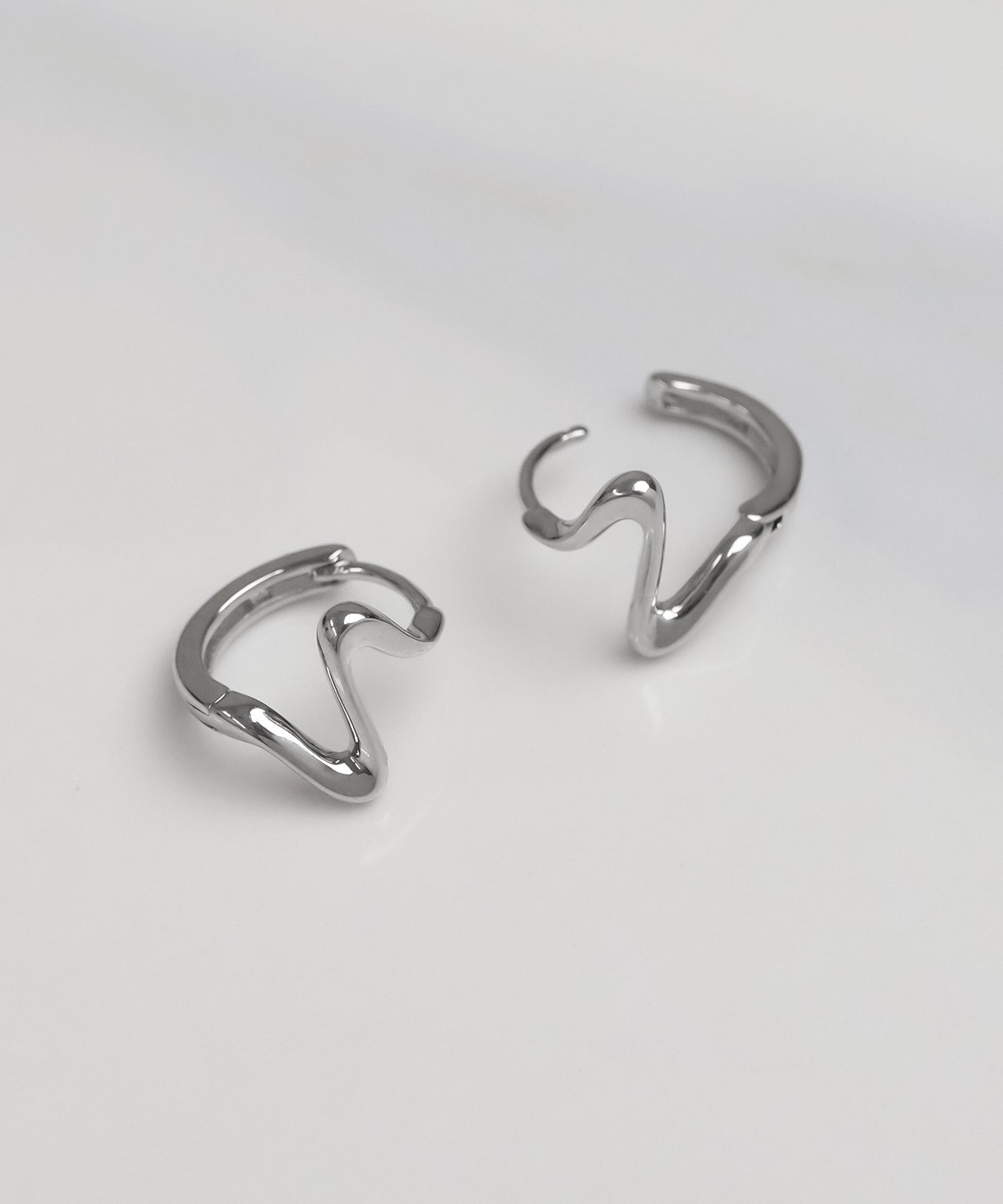 blackdia ocean ニュアンスウェーブフープピアス